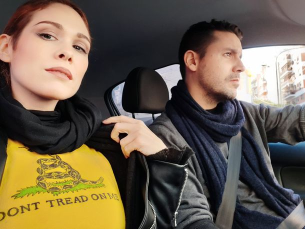 Influencer y militante de Espert: la encapuchada que le tiró huevos al móvil de C5N