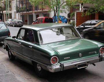 Un Ford Falcon verde de 1976 circulando por las calles porteñas