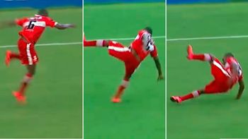 insolito: un jugador simulo tanto una falta que los relatores se rieron a carcajadas insolito: un jugador simulo tanto una falta que los relatores se rieron a carcajadas