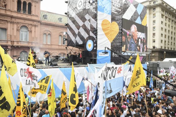 Democracia para siempre: las fotos del acto en Plaza de Mayo