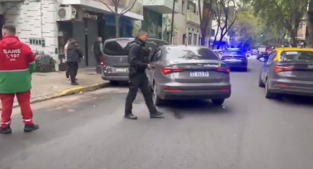 Un auto terminó incrustado dentro de la estructura de un ex banco