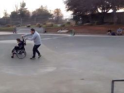 conmovedor: el tierno video de un padre jugando con su hijo con paralisis conmovedor: el tierno video de un padre jugando con su hijo con paralisis