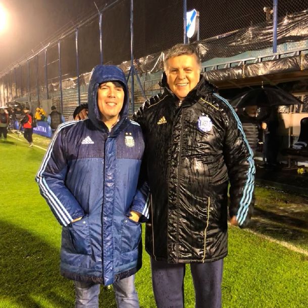 Luis Ventura con Juan Manuel Lugones bajo la lluvia