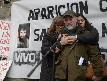 El hermano de Santiago Maldonado en una de las marchas por su aparición con vida