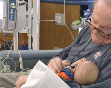Un abuelo pasa la noche sosteniendo bebés prematuros para que no estén solos