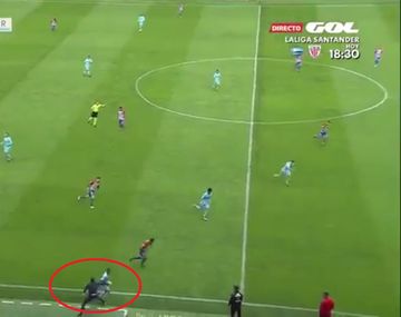 Bilardismo puro: la patada de un DT para evitar el contragolpe del equipo rival