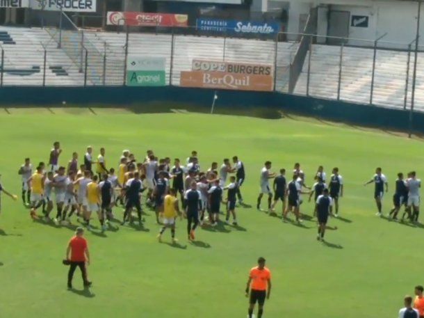 Nada amistoso: un partido entre Quilmes y Chacarita terminó a las piñas