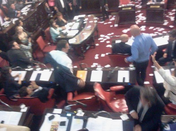 Escándalo en el Senado bonaerense: huevazos a legisladores durante la sesión de Presupuesto