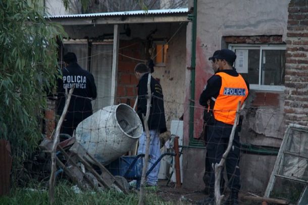 Policía en el interior de la vivienda del menor baleado