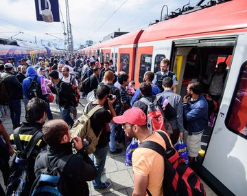 Alemania: Cientos de refugiados llegan en trenes a la ciudad alemana de Munich, horas antes que Berlin imponga controles fronterizos y suspenda los trenes desde Austria.