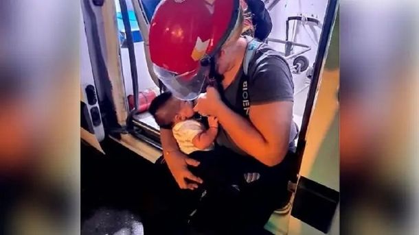 Amamantó a su bebé durante un incendio: Se durmió y seguí trabajando