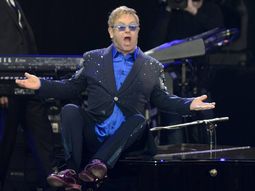 video: elton john exploto y dejo el escenario por culpa de un fan toqueton video: elton john exploto y dejo el escenario por culpa de un fan toqueton
