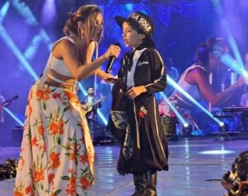 Soledad fue sorprendida en el escenario por un fan especial