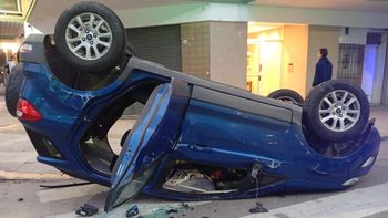 Un choque entre dos autos terminó con uno de ellos volcado en el barrio porteño de Boedo Un choque entre dos autos terminó con uno de ellos volcado en el barrio porteño de Boedo