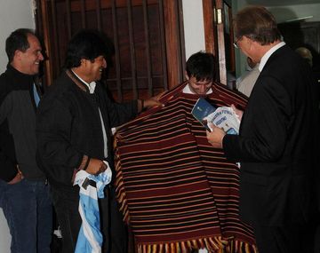 Evo Morales distinguió a Messi en la puerta del vestuario