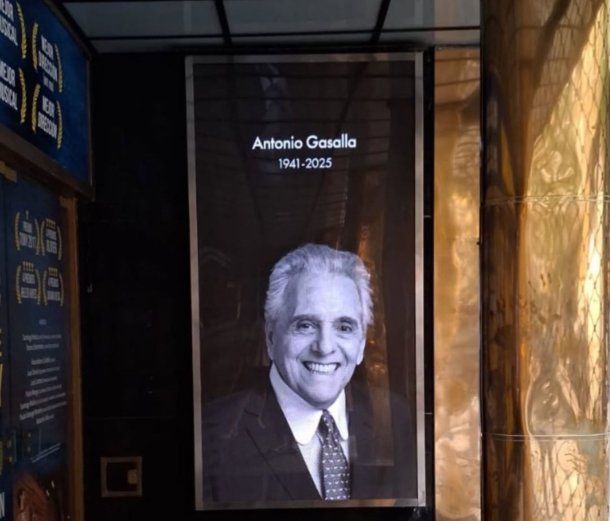 Una multitud se acercó al Teatro Maipo para despedir a Antonio Gasalla