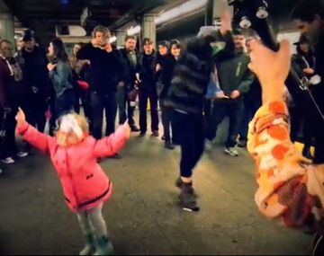 Furor por una nena bailando en el subte