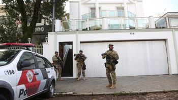 allanaron la casa de lula y se lo llevaron a declarar por el petrolao allanaron la casa de lula y se lo llevaron a declarar por el petrolao