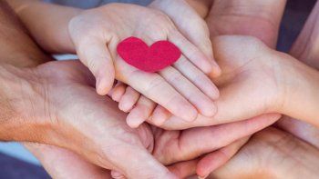 autorizaron a una pareja poliamorosa a inscribir a un bebe con dos papas y una mama autorizaron a una pareja poliamorosa a inscribir a un bebe con dos papas y una mama