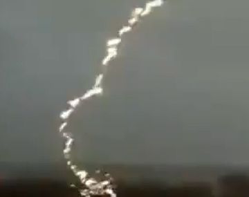 Un impresionante relámpago que cayó al lado de un camarógrafo