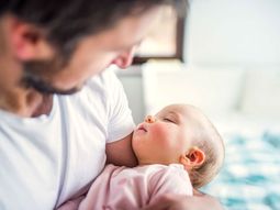 El mejor regalo para mamá: ampliar las licencias por paternidad