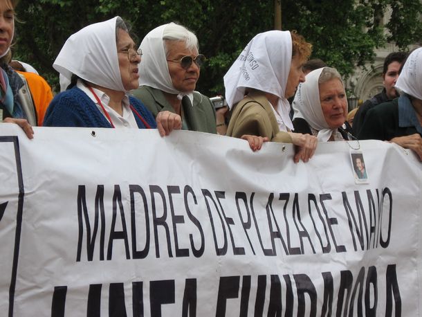 Diputados busca convertir en símbolo nacional al pañuelo de las Madres de Plaza de Mayo