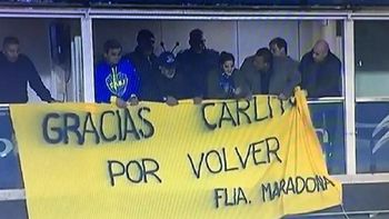 maradona le regalo una bandera a tevez y hablo sobre messi y riquelme maradona le regalo una bandera a tevez y hablo sobre messi y riquelme