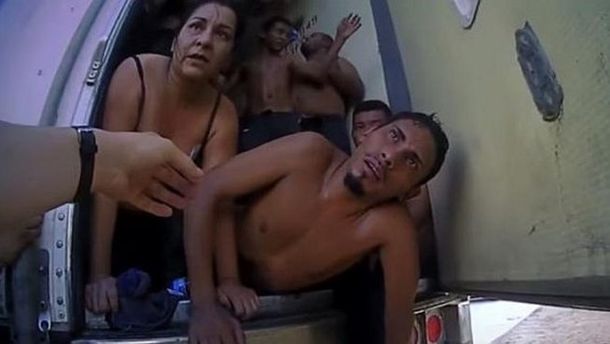Video: dramático rescate de inmigrantes apilados en un camión