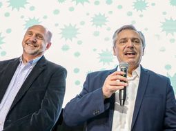 El precandidato por el Frente de Todos junto a Omar Perotti en Santa Fe