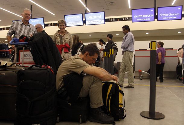 Aeronáuticos amenazan con un paro a fin de mes
