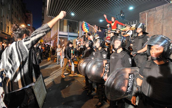 Por las protestas, cerraron el teatro San Martín