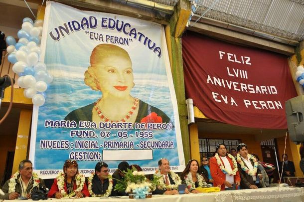 En Bolivia, confunden a Evita con Nacha Guevara durante un homenaje