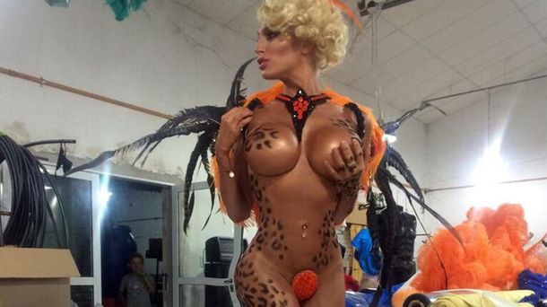 Vicky Xipolitakis quiso agrandarse la cola con photoshop y le salió esto