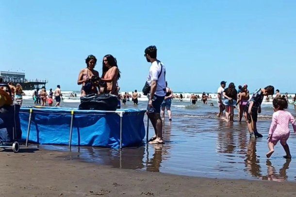 Mar del Plata: una pileta de lona en la orilla del mar sorprendió a turistas