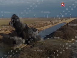 Impactante voladura de un puente del ejército ruso