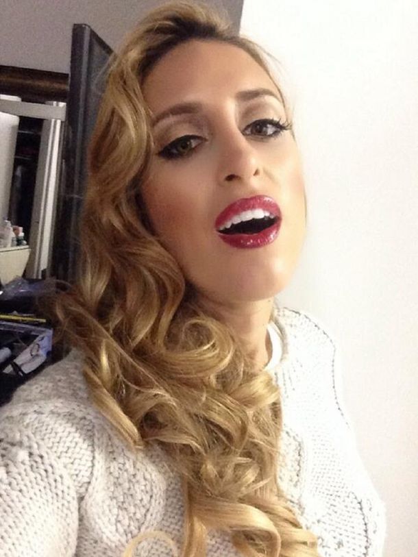 Conocé a la sexy hija del presidente de Racing que lo acompaña en la campaña