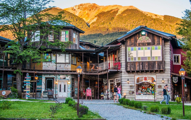 El pueblo pequeño entre árboles y montañas que es imperdible