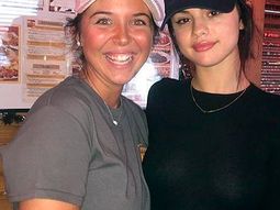 Selena Gomez, reapareció sin corpiño. Selena Gomez, reapareció sin corpiño.