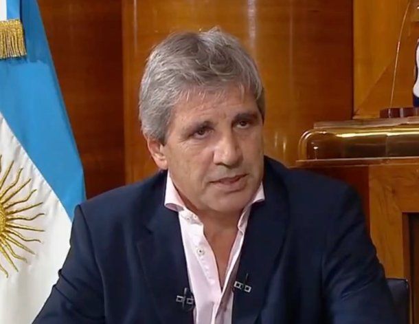 Luis Caputo negó una devaluación y aseguró que el dólar no está atrasado, sino que los precios están adelantados