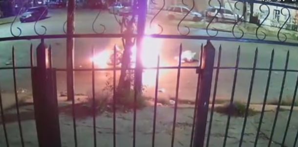 Contenido sensible: choque frontal de motos Lanús terminó con una explosión, un muerto y dos heridos críticos