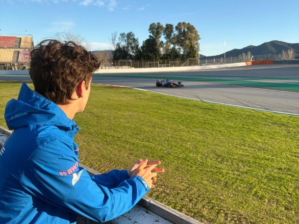 Franco Colapinto mirando a Pierre Gasly en las pruebas de pretemporada de Alpine. Franco Colapinto mirando a Pierre Gasly en las pruebas de pretemporada de Alpine. 