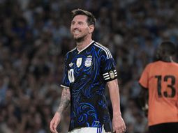 messi y su cercania intacta: el divertido cruce con hinchas antes de volver a eeuu messi y su cercania intacta: el divertido cruce con hinchas antes de volver a eeuu