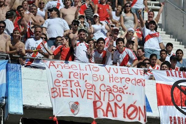 El homenaje de los hinchas de River para Ramón y Almeyda