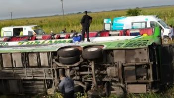 vuelco de un micro en ruta 2 dejo al menos dos muertos y varios heridos vuelco de un micro en ruta 2 dejo al menos dos muertos y varios heridos