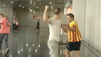 en europa si pasa: hinchas del real madrid agreden a los del barcelona en europa si pasa: hinchas del real madrid agreden a los del barcelona