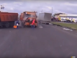 VIDEO: Dos peatones se salvan por un pelo de que los pise un camión