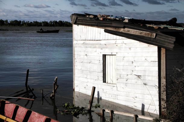 Hay unas 800 familias evacuadas por las inundaciones