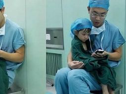 emotivo: un cirujano calmo a una nena antes de su operacion emotivo: un cirujano calmo a una nena antes de su operacion