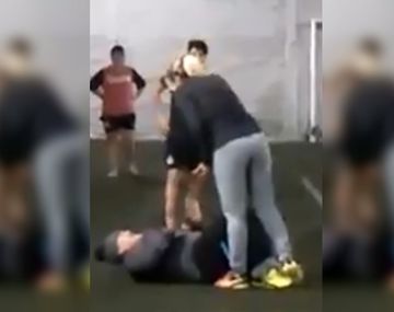 ¿Para expulsión? La falta de Rocío Oliva a Maradona en un partido de fútbol