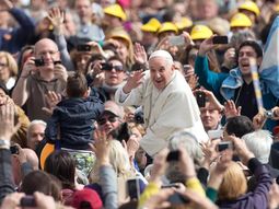 el papa saludo a ex soldados antes de reunirse con isabel ii el papa saludo a ex soldados antes de reunirse con isabel ii